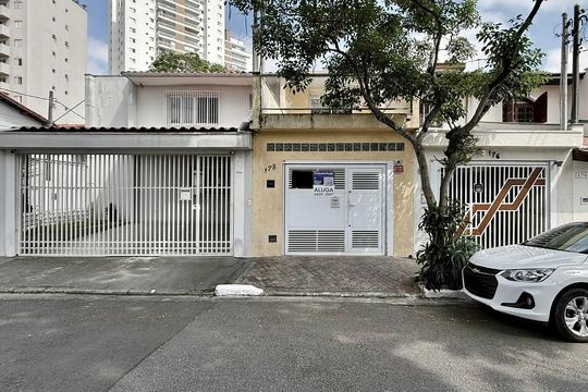 Fachada  de casa para alugar com 2 quartos, 130m² em Jardim Caravelas, São Paulo