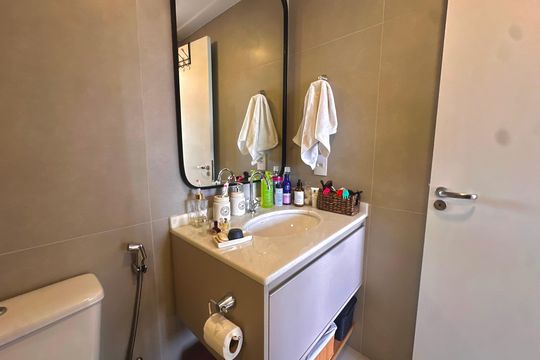 Banheiro suíte  de apartamento para alugar com 2 quartos, 57m² em Santo Amaro, São Paulo