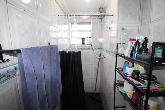 Banheiro de apartamento à venda com 2 quartos, 50m² em Jardim Redil, São Paulo