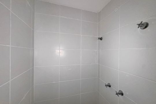 Banheiro Social de apartamento à venda com 2 quartos, 53m² em Barra Olímpica, Rio de Janeiro