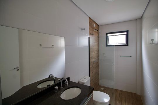 Banheiro de casa de condomínio para alugar com 3 quartos, 160m² em Santa Cândida, Curitiba