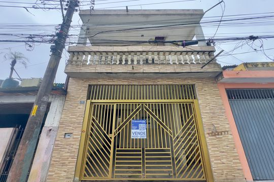 Placa instalada na fachada do imóvel de casa à venda com 6 quartos, 286m² em Jardim dos Pimentas, Guarulhos