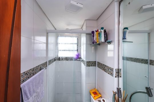 Banheiro de apartamento à venda com 2 quartos, 45m² em Vila Heliopolis, São Paulo