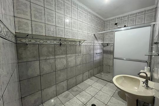 Banheiro de casa para alugar com 1 quarto, 102m² em Jardim Vista Alegre, São Paulo