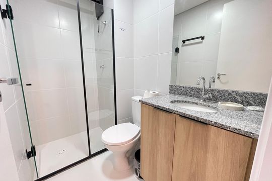 Banheiro de kitnet/studio à venda com 1 quarto, 25m² em Butantã, São Paulo