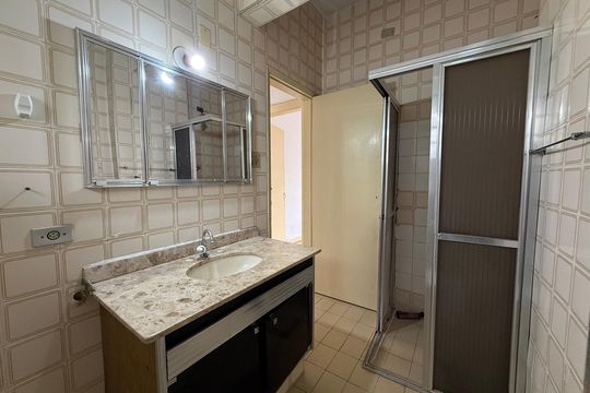 Banheiro social de apartamento à venda com 1 quarto, 56m² em Santa Ifigênia, São Paulo