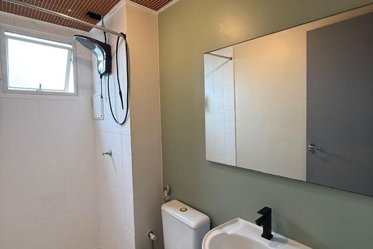 Banheiro de apartamento para alugar com 2 quartos, 47m² em Jacarepaguá, Rio de Janeiro