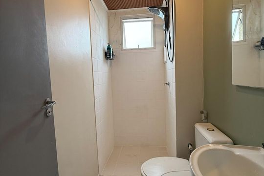 Banheiro de apartamento para alugar com 2 quartos, 47m² em Jacarepaguá, Rio de Janeiro
