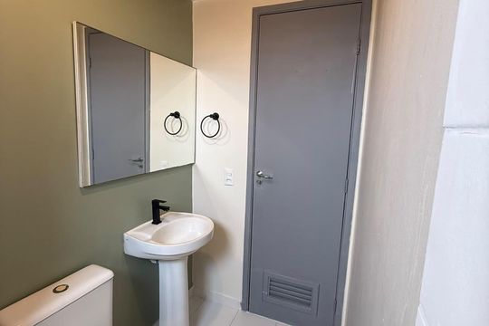 Banheiro de apartamento para alugar com 2 quartos, 47m² em Jacarepaguá, Rio de Janeiro