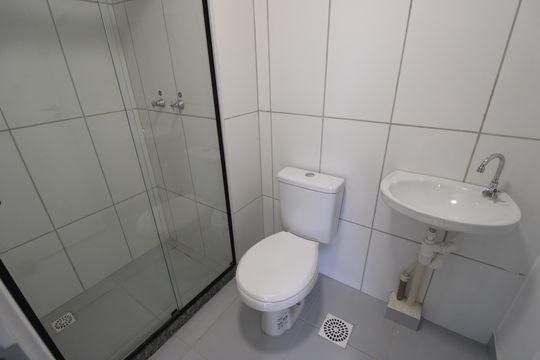 Banheiro de apartamento para alugar com 2 quartos, 44m² em Jacarepaguá, Rio de Janeiro