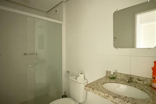 Banheiro de apartamento para alugar com 1 quarto, 54m² em Canasvieiras, Florianópolis