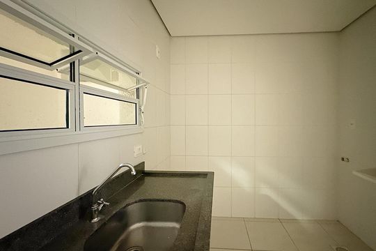 Cozinha de apartamento para alugar com 1 quarto, 54m² em Canasvieiras, Florianópolis