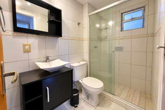 Banheiro de apartamento para alugar com 2 quartos, 47m² em Camaquã, Porto Alegre
