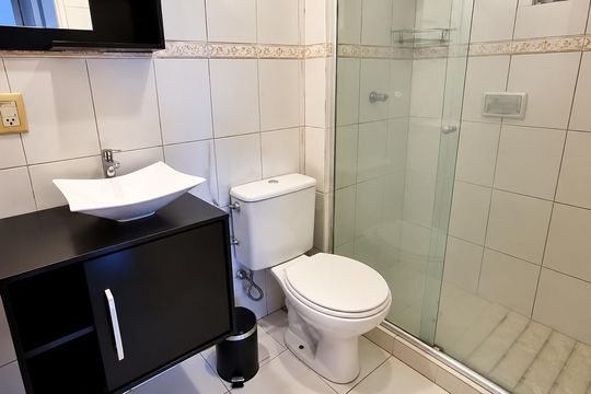 Banheiro de apartamento para alugar com 2 quartos, 47m² em Camaquã, Porto Alegre