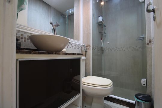 Banheiro social de apartamento à venda com 2 quartos, 65m² em Barra Olímpica, Rio de Janeiro