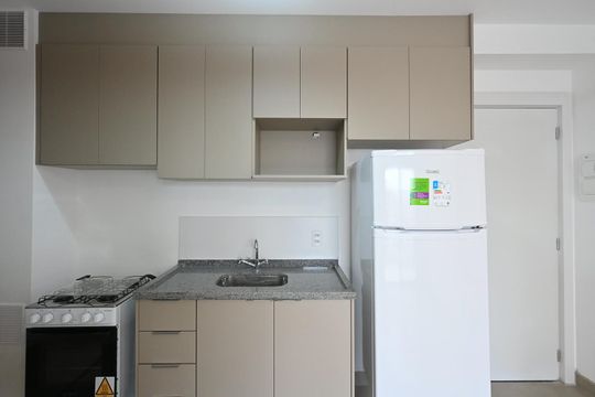 Cozinha de apartamento para alugar com 1 quarto, 53m² em Vila Sonia, São Paulo