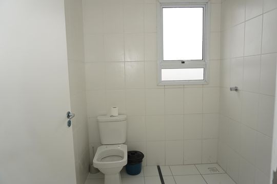 Banheiro de apartamento para alugar com 2 quartos, 47m² em Jardim Vitória, Embu das Artes