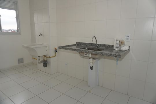 Cozinha de apartamento para alugar com 2 quartos, 47m² em Jardim Vitória, Embu das Artes