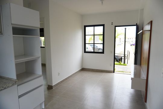 Sala  de casa de condomínio para alugar com 2 quartos, 74m² em Jardim Pacaembú, Americana