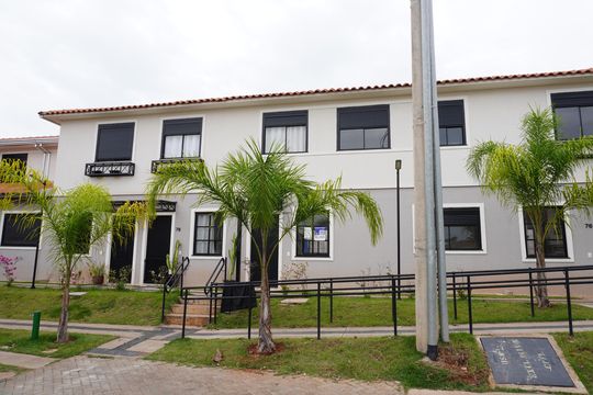 Fachada plaquinha KJFK - 267 de casa de condomínio para alugar com 2 quartos, 74m² em Jardim Pacaembú, Americana