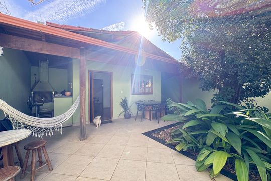 Fachada de casa à venda com 3 quartos, 180m² em Itaipu, Contagem