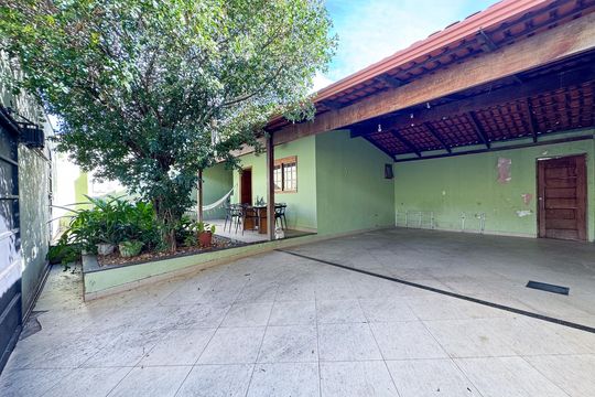 Garagem de casa à venda com 3 quartos, 180m² em Itaipu, Contagem