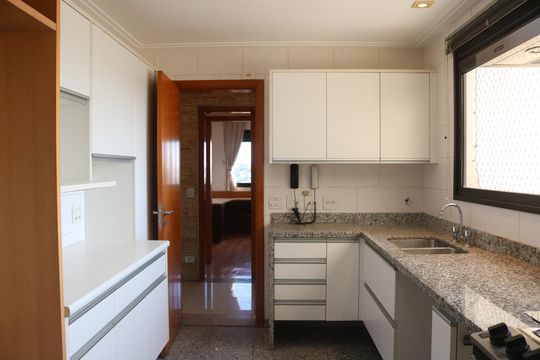 Cozinha de apartamento à venda com 3 quartos, 180m² em Vila Anglo Brasileira, São Paulo