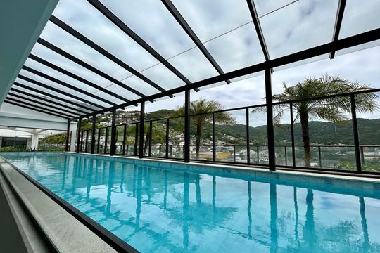 Área comum - Piscina Coberta  de apartamento para alugar com 1 quarto, 50m² em Saco Grande, Florianópolis
