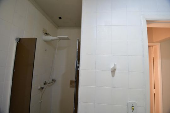 Banheiro de apartamento à venda com 1 quarto, 52m² em Cambuí, Campinas