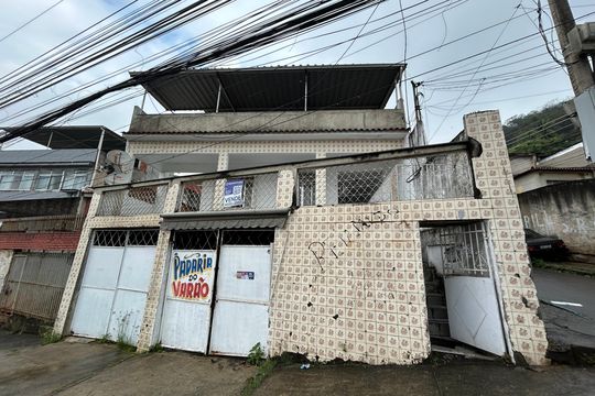Fachada + placa de casa para alugar com 2 quartos, 75m² em Vaz Lobo, Rio de Janeiro