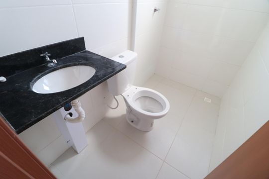 Banheiro do Quarto 2 de apartamento para alugar com 2 quartos, 57m² em Novo Mundo, Uberlândia