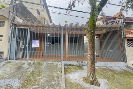 Placa instalada na fachada do imóvel  de casa para alugar com 2 quartos, 160m² em Jardim Santa Mena, Guarulhos