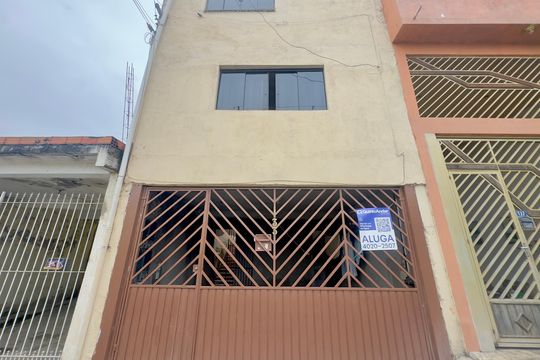 Placa instalada na fachada do imóvel de casa para alugar com 3 quartos, 80m² em Cidade Soberana, Guarulhos