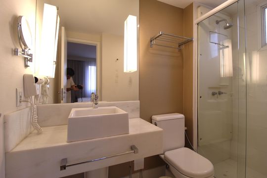 Banheiro de kitnet/studio à venda com 1 quarto, 29m² em Vila Olímpia, São Paulo