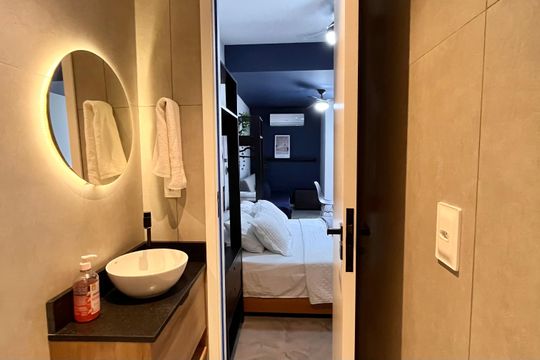 Banheiro de kitnet/studio para alugar com 1 quarto, 21m² em Leme, Rio de Janeiro