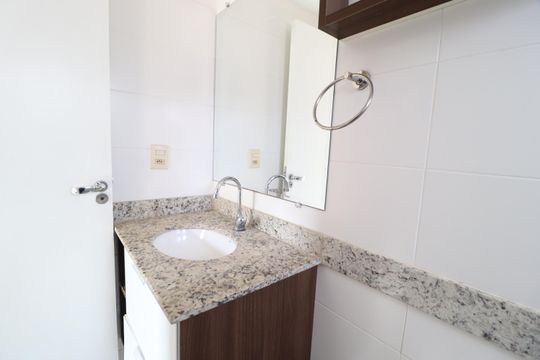 Banheiro do Quarto 2 de apartamento para alugar com 2 quartos, 73m² em Tabajaras, Uberlândia