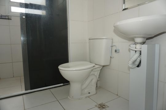Banheiro de apartamento para alugar com 2 quartos, 54m² em Jardim Independência, Embu das Artes