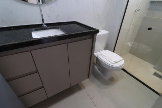 Banheiro de apartamento para alugar com 1 quarto, 27m² em Santa Mônica, Uberlândia