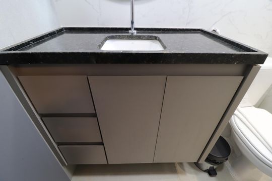 Banheiro de apartamento para alugar com 1 quarto, 27m² em Santa Mônica, Uberlândia