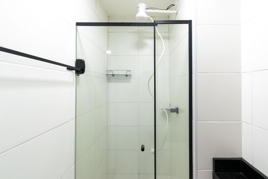 Banheiro de apartamento para alugar com 2 quartos, 32m² em Jardim Itacolomi, São Paulo