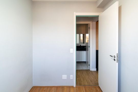 Quarto 2 de apartamento para alugar com 2 quartos, 32m² em Jardim Itacolomi, São Paulo