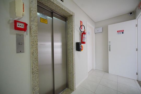 Elevador  de apartamento para alugar com 2 quartos, 87m² em Ingleses Norte, Florianópolis