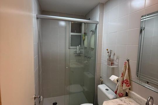 Banheiro de apartamento à venda com 2 quartos, 60m² em Parque Maria Domitila, São Paulo