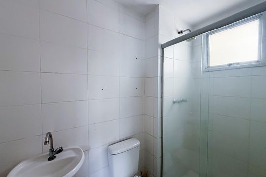 Banheiro de apartamento para alugar com 2 quartos, 50m² em Jaraguá, São Paulo
