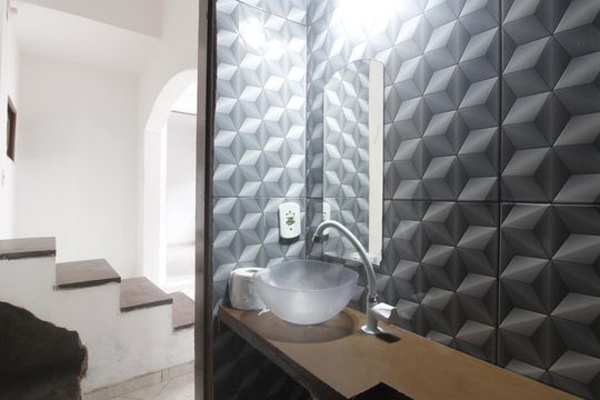 Banheiro de casa para alugar com 1 quarto, 40m² em Gamboa, Cabo Frio