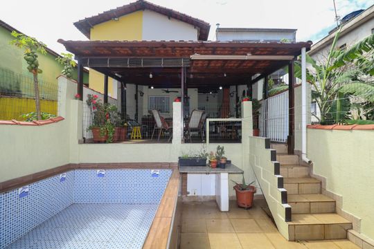 Piscina de casa para alugar com 3 quartos, 210m² em Vila Francisco Remeikis, Taboão da Serra