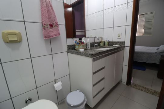 Banheiro do Quarto 3 de casa para alugar com 4 quartos, 300m² em Granada, Uberlândia