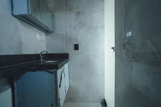 Banheiro de kitnet/studio para alugar com 1 quarto, 41m² em Setor Bueno, Goiânia