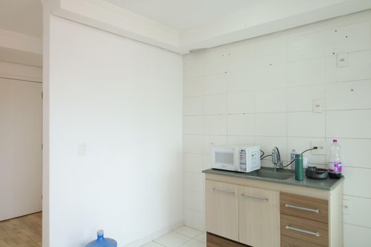 Cozinha de apartamento para alugar com 2 quartos, 42m² em Vila Carmosina, São Paulo