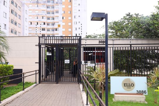 Fachada do condomínio de apartamento para alugar com 2 quartos, 42m² em Vila Carmosina, São Paulo